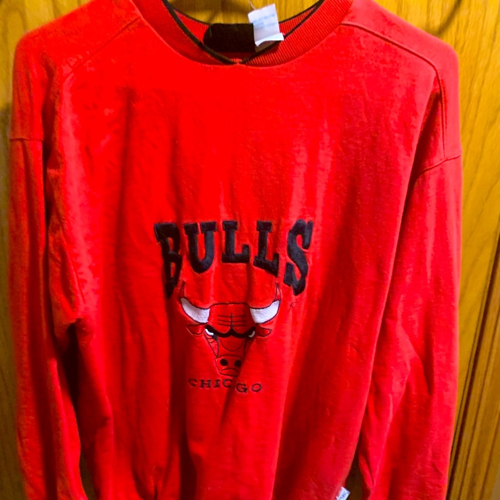 Vintage Chicago Bulls Cree Neck from the 90’s. Size is XL but runs small.